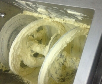 Fromage en pâte mélangé dans le mélangeur à double ruban