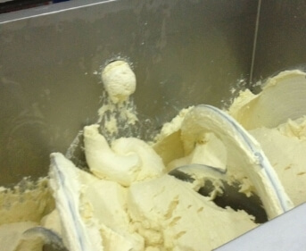 Fromage en pâte mélangé dans le mélangeur à double ruban